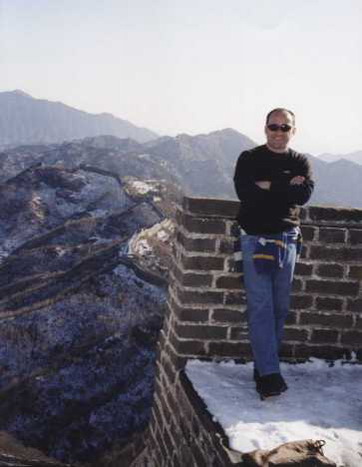 cuando el boom inmobiliario empezo en China, los terrenos en las montanyas eran baratisimos para invertir en ladrillo y por eso hicieron la muralla.jpg